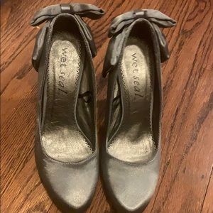 Gray / silver heel